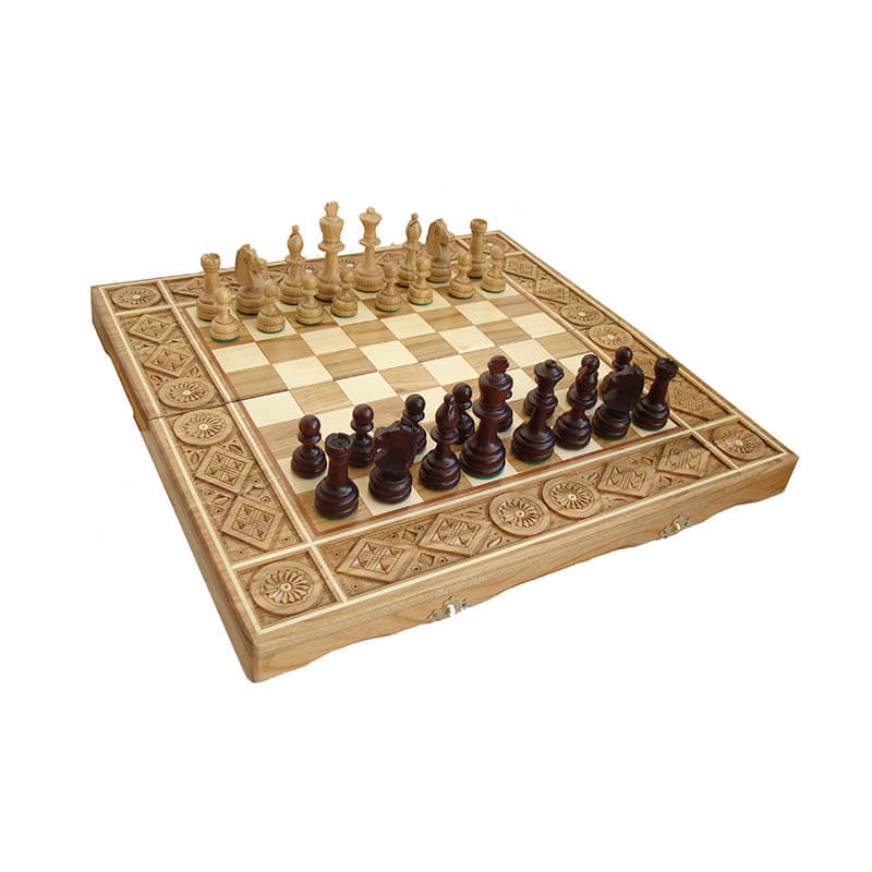 Vista frontal de ajedrez de madera plegable tallado a mano