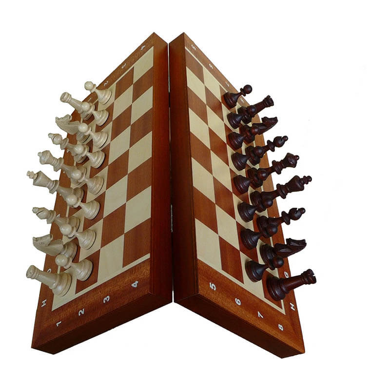 Vista frontal de ajedrez de madera plegable magnético.
