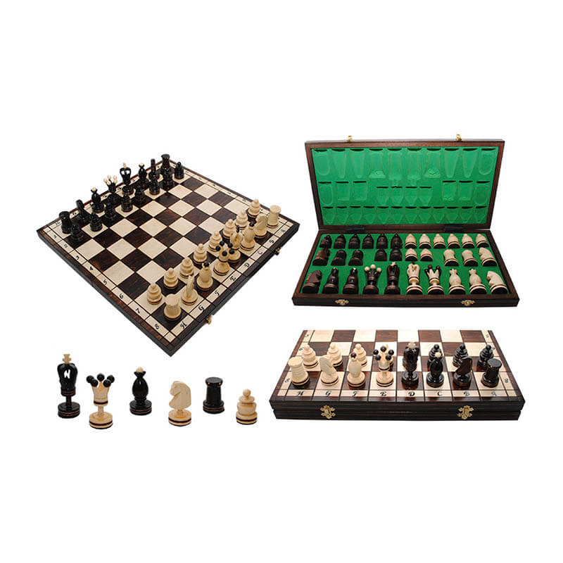 Vista frontal de ajedrez de madera plegable rey grande.