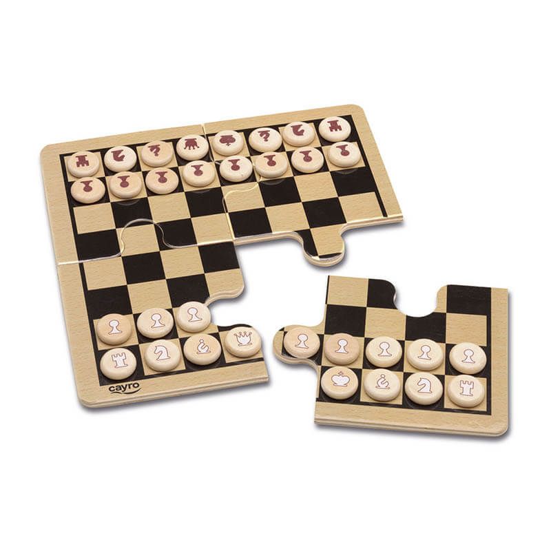 Vista frontal de ajedrez de madera de viaje.