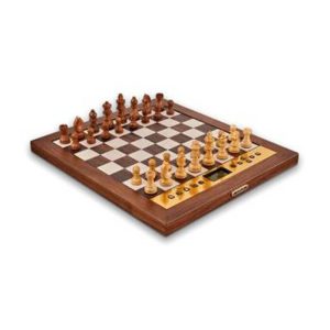 Vista frontal de ajedrez electrónico millennium the king performance