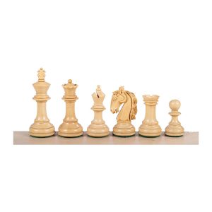 Vista frontal de piezas de ajedrez de madera.